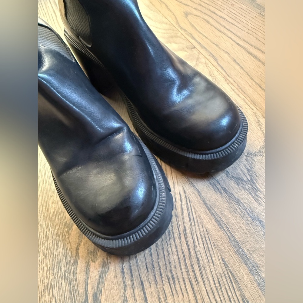 Barely used Mango Black Women's Ankle Boots in black leather. Size 40 or 9 US. - Picture 3 of 5